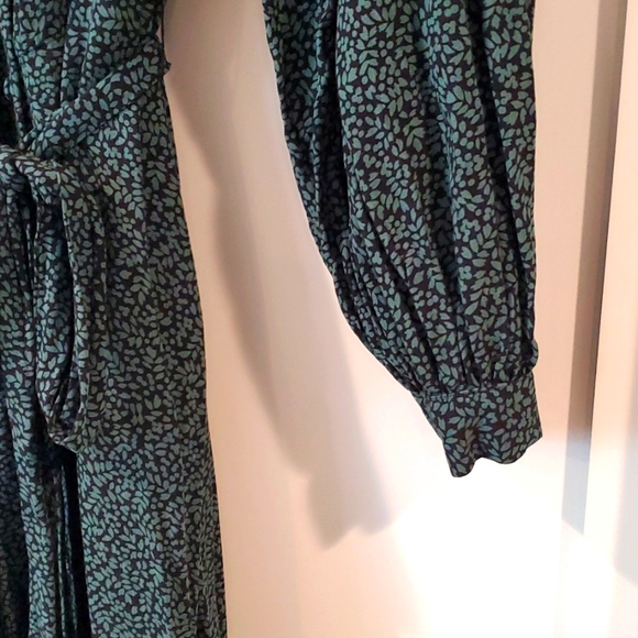 Longsleeve, ruffle bottom, tie belted, dress with pockets, Large - Picture 3 of 4